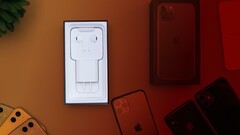 In der Beta-Version von iOS 14.2 liefert Apple selbst Hinweise auf den kleineren Lieferumfang des iPhone 12. (Bild: Daniel Romero, Unsplash)