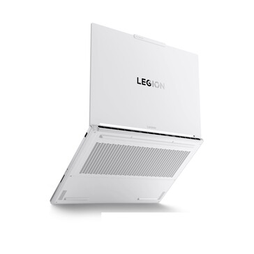 Zu sehen sind deutlich die vielen Lufteinlässe an der Rückseite (Bildquelle: Lenovo)