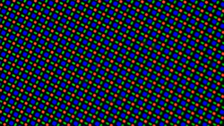 Das Außendisplay setzt auf eine RGGB-Sub-Pixel-Matrix bestehend aus einer roten, einer blauen und zwei grünen Leuchtdioden.