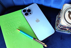 Das iPhone 13 Pro Max ist riesig und bietet tolle Technik und ein hochwertiges Gehäuse, man muss aber mit 12 Monaten Garantie auskommen.