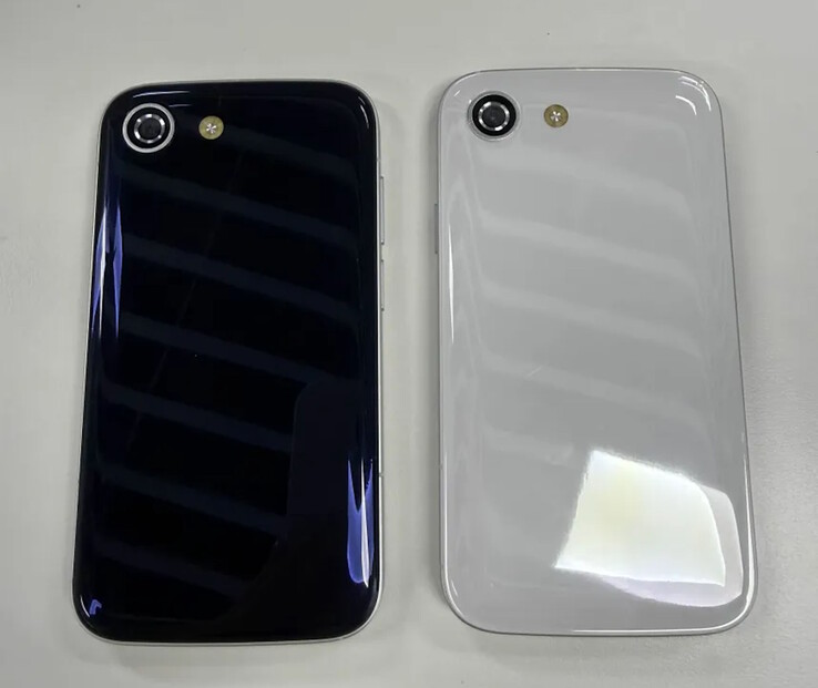 Die glänzende Rückseite hat nicht nur positive Reaktionen ausgelöst (Bildquelle: Zinwa)