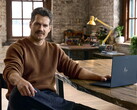 Henry Cavill sitzt an einem Schreibtisch, Googlebook in Reichweite