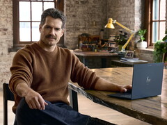 Henry Cavill sitzt an einem Schreibtisch, Googlebook in Reichweite