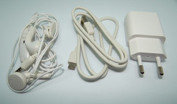 Von links: Headset, Ladekabel, Netzteil