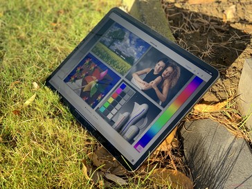 Das iPad Pro 12.9 in der Herbstsonne.