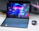 Das Lenovo Yoga Slim 7 setzt auf ein schickes, dunkelblaues Gehäuse.