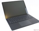 Microsoft Surface Laptop 4 mit 16 GB RAM & 3:2-Touchscreen für nur 399 Euro refurbished, aber mit QWERTY-Layout (Bild: Allen Ngo)