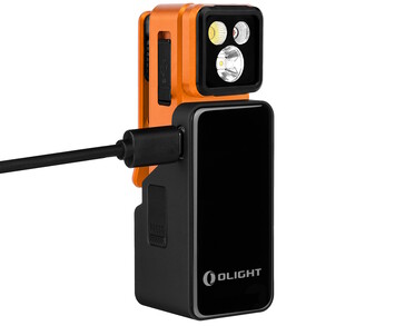 Die Olight Oclip 2-Sets werden mit Docking-Ladehüllen mit 1.000 mAh geliefert, um die Betriebsdauer zu verlängern.
