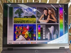 Im Freien im Schatten. Die Blendung lässt sich kaum vermeiden