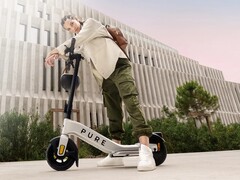 Auf dem Pure Advance finden die Füße auf Trittbrettern nebeneinander Platz