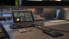 Mehr geht kaum: Das Pexarbolt Ultra ist ein Thunderbolt 5 Dock mit Touschscreen und der wohl umfangreichsten Portausstattung am Markt.