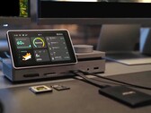 Mehr geht kaum: Das Pexarbolt Ultra ist ein Thunderbolt 5 Dock mit Touschscreen und der wohl umfangreichsten Portausstattung am Markt.