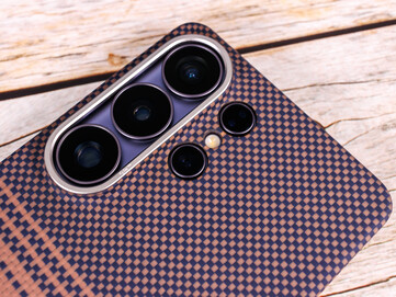 Bei den Edge-Hüllen ist der Kamerarahmen aluminiumbeschichteten.