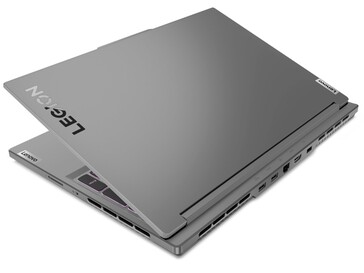 Einige Anschlüsse wie etwa der RJ45-Port sind an der Rückseite zu finden