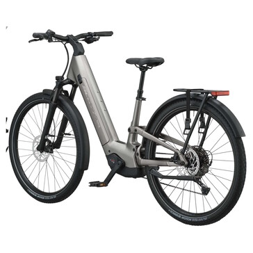 Das Fahrrad kommt mit voller Straßenausstattung