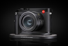 Die Leica Q3 Kompaktkamera kann erstmals in der Q-Reihe drahtlos geladen werden, solange der Handgriff montiert ist. (Bild: Leica)