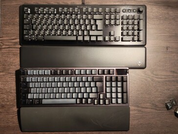 Im direkten Vergleich mit der Turtle Beach Vulcan II erscheint die ASUS ROG Azoth 96 HE sehr kompakt (Bildquelle: Notebookcheck)