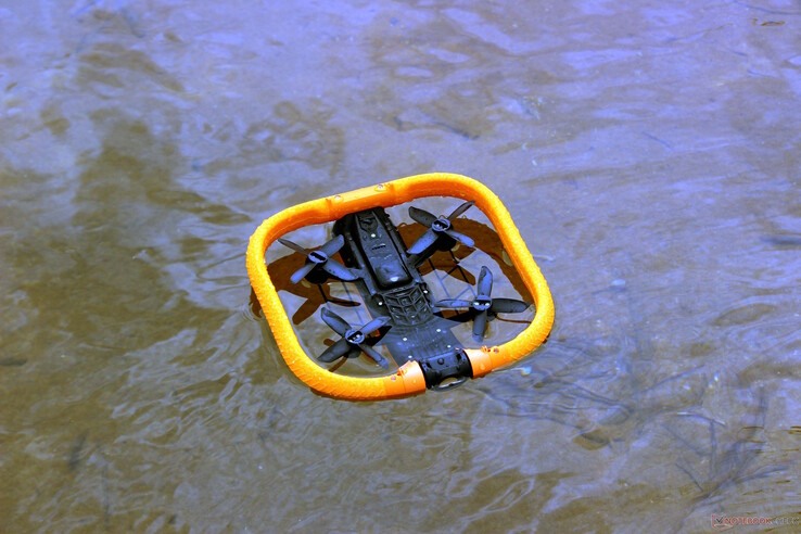 Wenn die HoverAir Aqua kopfüber im Wasser landet...
