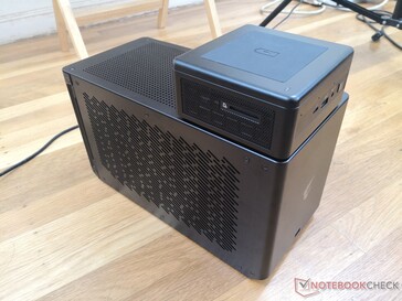 Aorus Gaming Box mit RTX 2080 Ti und Intel NUC 11PAQ im Größenvergleich