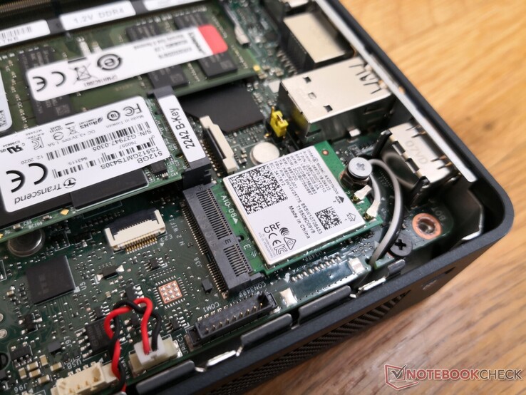 Herausnehmbares Intel AX201 Wi-Fi 6 M.2 WLAN-Modul. Bei der Kopplung mit unserem Netgear RAX200 Router gab es keine Probleme