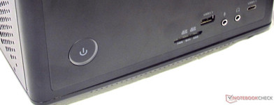 Vorne: Power-Button, SD-Leser, USB 3.1 (Gen2) Type-A, Mikrofon, Kopfhörer, USB 3.1 (Gen2) Type-C