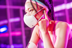 Die LG PuriCare-Gesichtsmaske soll durch zwei Lüfter uneingeschränktes Atmen ermöglichen. (Bild: LG)