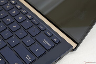 Schmaler unterer Bildschirmrand. Das Scharnierdesign lässt den unteren Rahmen noch kleiner aussehen, als er eigentlich ist.