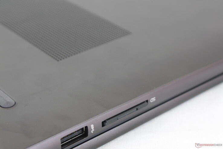 Eine vollständig eingesteckte SD-Karte schließt fast bündig mit dem Gehäuse ab.