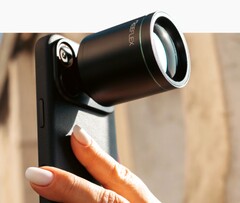Der Tele-Konverter von Reeflex erweitert das iPhone 17 Pro um eine 600 mm Tele-Kamera.