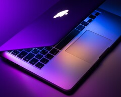 Nutzer eines MacBook Pro sollten mit dem Update auf macOS 12 Monterey noch warten. (Bild: Dmitry Chernyshov)