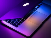 Nutzer eines MacBook Pro sollten mit dem Update auf macOS 12 Monterey noch warten. (Bild: Dmitry Chernyshov)