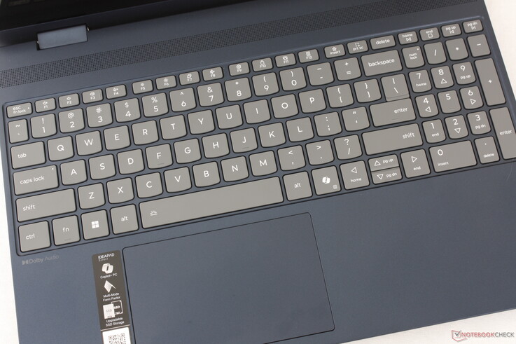 Der Tastenhub ist flacher als bei einem ThinkPad, aber immer noch relativ fest. Das 12 x 7,5 cm große Clickpad ist ausreichend, wenn auch etwas beengt für vertikale Cursor-Bewegungen