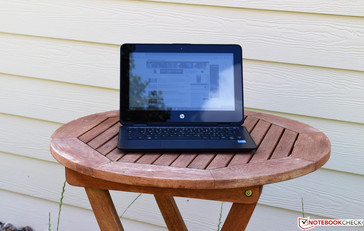 das HP ProBook X360 11 im Schatten