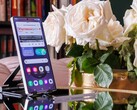 Samsung Galaxy S25 Ultra steht aufgestellt auf einem Tisch, auf dem Display ist eine geöffnete Webseite zu sehen