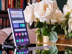 Samsung Galaxy S25 Ultra steht aufgestellt auf einem Tisch, auf dem Display ist eine geöffnete Webseite zu sehen