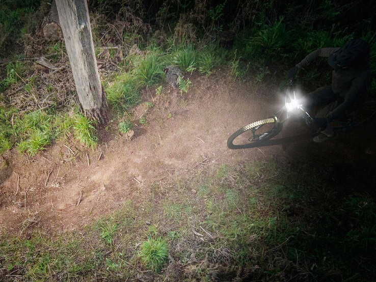 Bei über 8000 Lumen Leuchtkraft der Lupine Alpha wird die Nacht taghell erleuchtet.