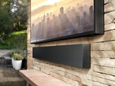Mit The Terrace bietet Samsung einen Fernseher und eine Soundbar an, die im Freien auch mit Unwettern fertig werden. (Bild: Samsung)