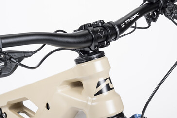 Kabel und Züge werden im Lenkkopf integriert