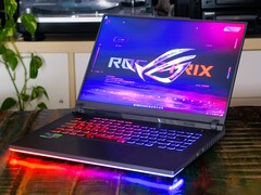 Asus ROG Strix G16 G614 - im Bild ist der äußerlich baugleiche Intel-Vorgänger zu sehen. (Bild: Marc Herter)