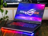Asus ROG Strix G16 G614 - im Bild ist der äußerlich baugleiche Intel-Vorgänger zu sehen. (Bild: Marc Herter)