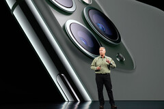 Phil Schiller präsentiert stolz das neue iPhone 11 Pro. (Bild: Apple)