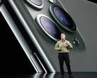 Phil Schiller präsentiert stolz das neue iPhone 11 Pro. (Bild: Apple)