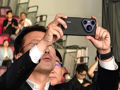 Der Huawei Consumer Business Group CEO He Gang mit dem vermutlich Pura 80 Ultra benannten Kamera-Flaggschiff. (Bildquelle: Weibo)