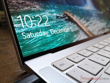 Edge-to-Edge-Gorilla-Glas 6 auf allen Modellen, ausser auf dem matten Display der preiswertesten Konfiguration ohne Touchscreen-Unterstützung