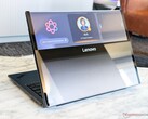 Lenovo rollt das OLED-Display dieses Konzept-Laptops auf die Rückseite. (Bildquelle: Lenovo)