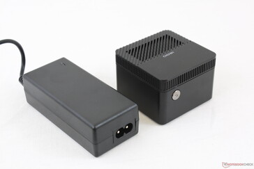 Das Netzteil ist fast so groß wie der Mini-PC selbst!
