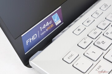 Der Deckel hebt die Basiseinheit leicht hoch, was sowohl hinsichtlich der Ergonomie als auch der Kühlung Vorteile bietet