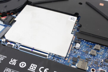 2 DDR5-SODIMM-Steckplätze unter der Aluminiumabschirmung. Wir können bei unserem Testgerät ein leichtes elektronisches Rauschen oder Spulenfiepen feststellen