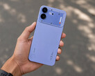 Das Nothing Phone (4b) in Blau