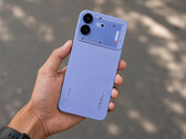 Das Nothing Phone (4b) in Blau